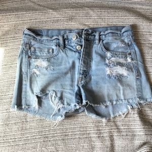 American Eagle Outfitters white wash distressed sz 4 short jeans, front rise 10”